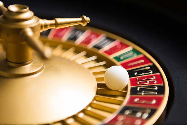 FFWS Indonesia live roulette table with dealer and spinning wheel in HD on pursuer
